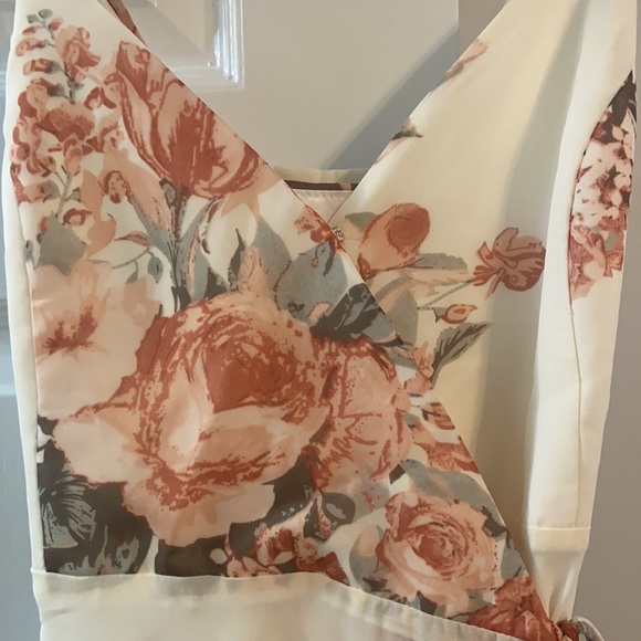 Never been worn. Tags still on. Size M Lulu’s wrap dress. Slit in the front. - Picture 4 of 5